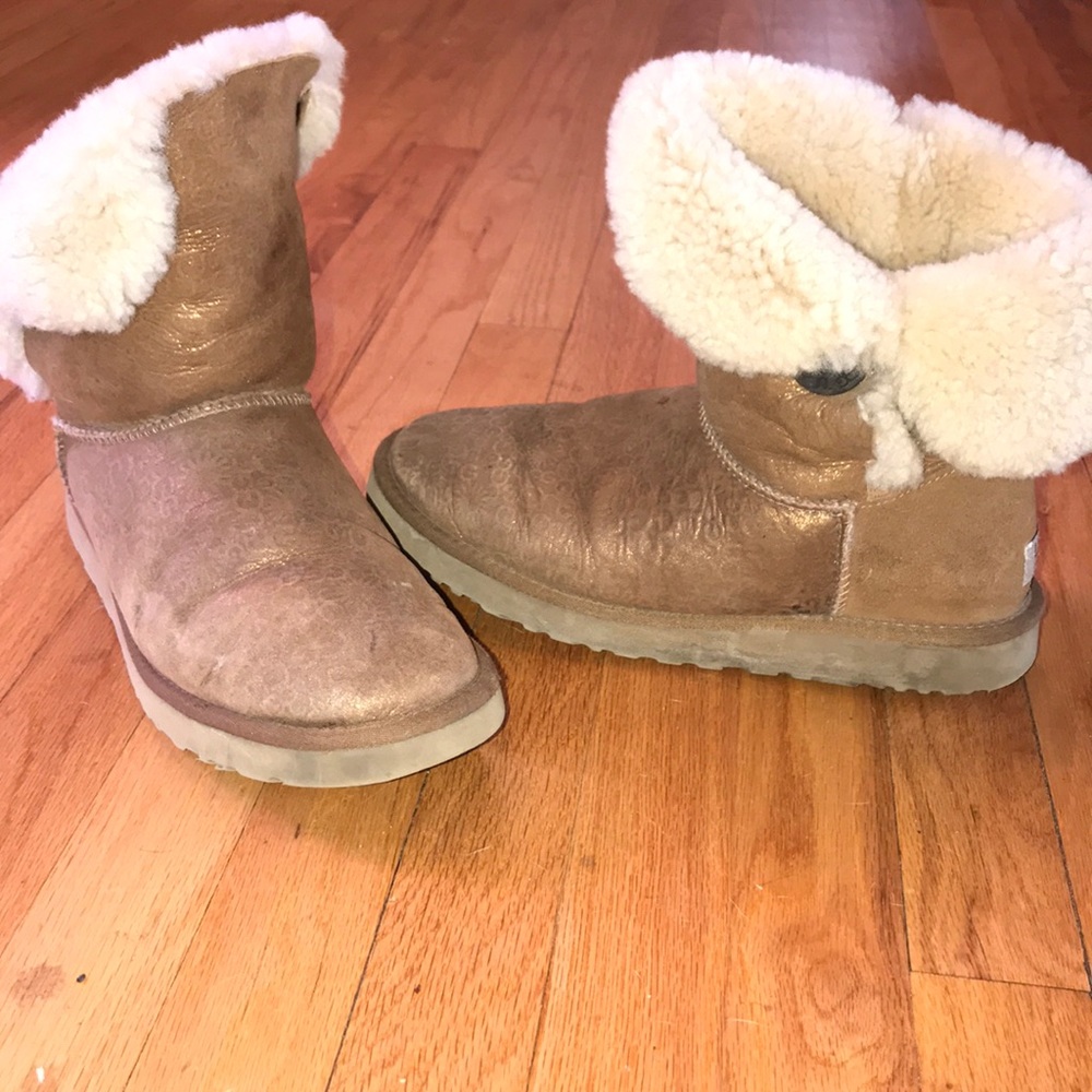 UGG boots sz 10W. UGG hologram on the shoes